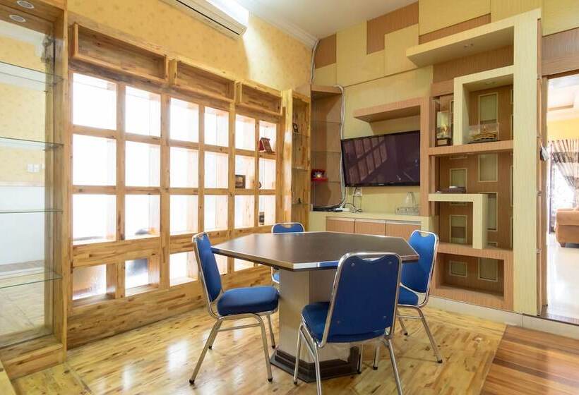 酒店 Naufal Guest House Syariah