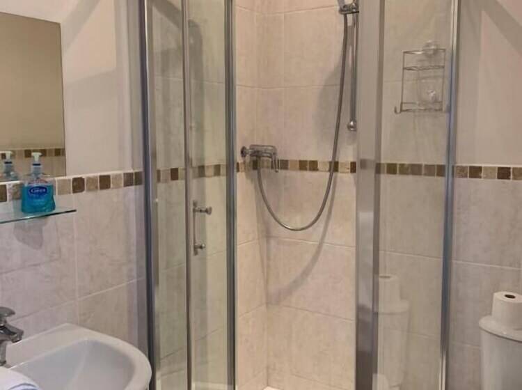 פנסיון Rivendell Guest House