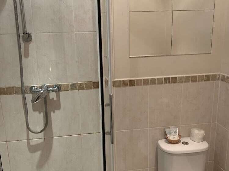 פנסיון Rivendell Guest House