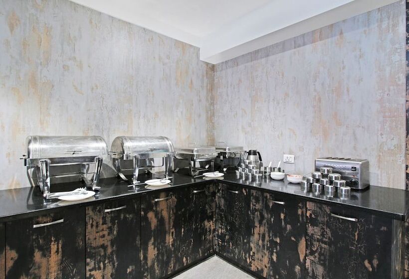 Itsy Hotels Jansi Residency