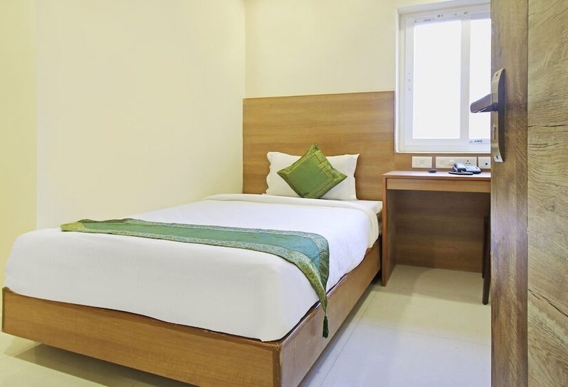 Itsy Hotels Jansi Residency