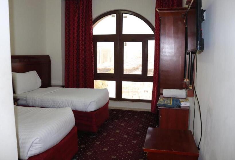 Отель Karam Taibah Almasi