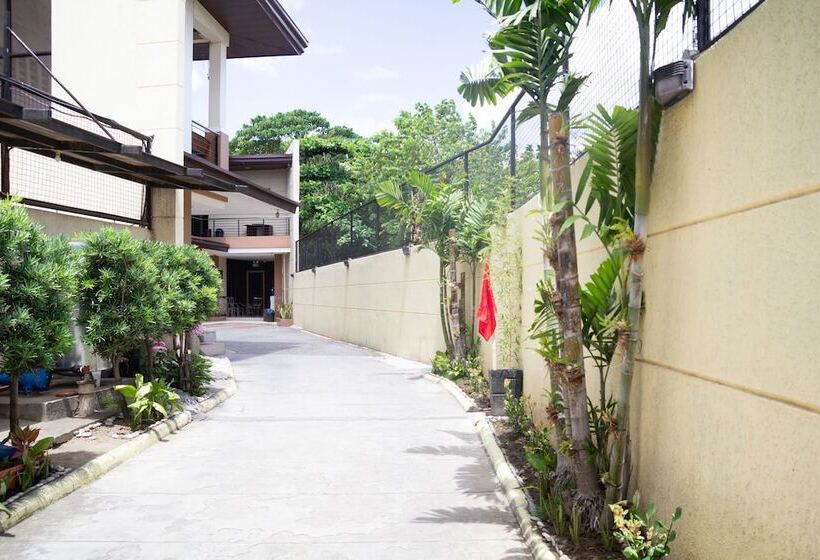 בית מלון כפרי Oyo 153 Monclaire Suites