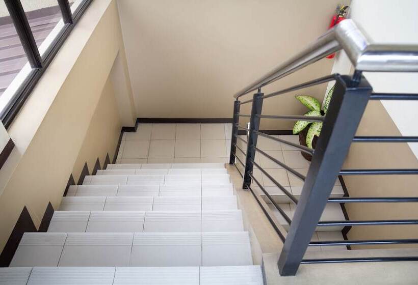 בית מלון כפרי Oyo 153 Monclaire Suites