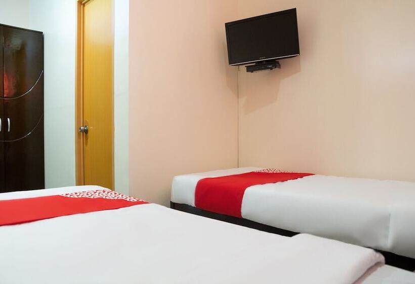 בית מלון כפרי Oyo 153 Monclaire Suites