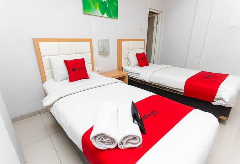ペンション Reddoorz Plus @ Idjen Boulevard Malang