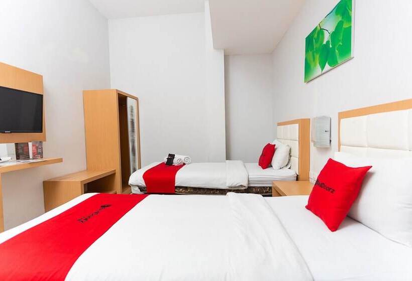 ペンション Reddoorz Plus @ Idjen Boulevard Malang