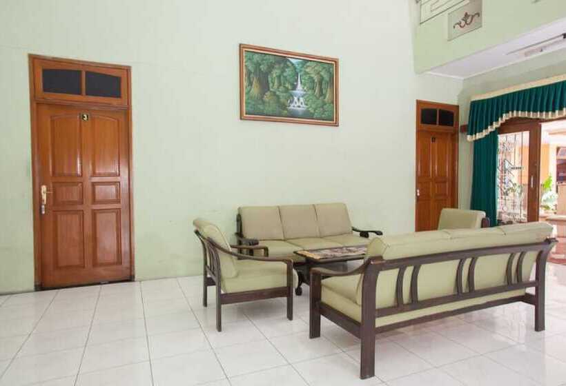 Пансион Reddoorz Syariah @ Janti Malang