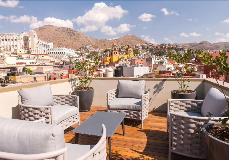 Antigua Trece Hotel Fusión