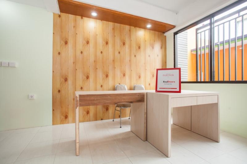 膳宿费 Reddoorz Near Petra University 2