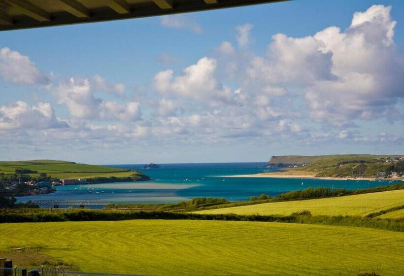 ホテル The Pickwick Inn & Oliver's Restaurant