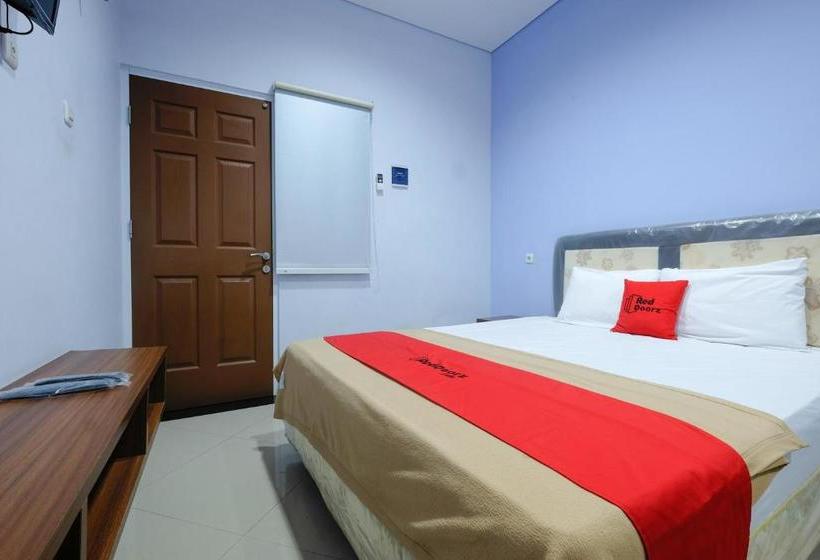 펜션 Reddoorz Near Universitas Semarang