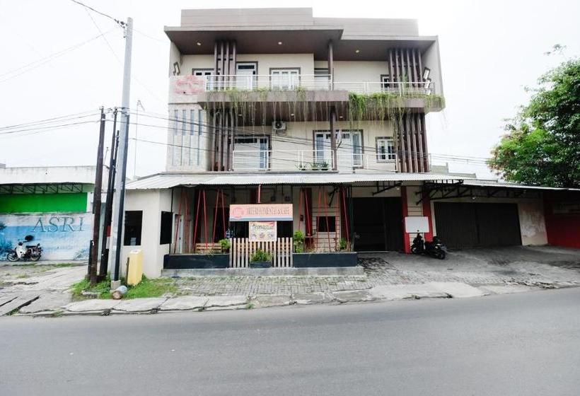 펜션 Reddoorz Near Universitas Semarang