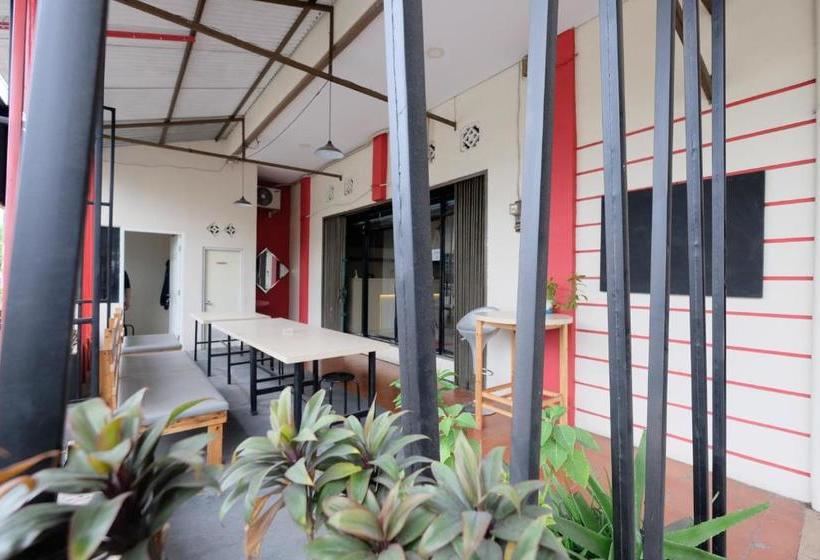 Пансион Reddoorz Near Universitas Semarang