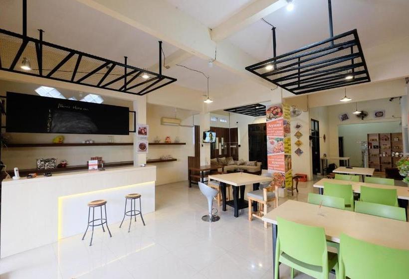 펜션 Reddoorz Near Universitas Semarang