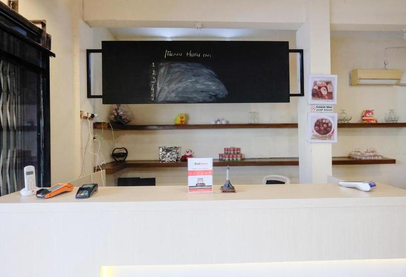 펜션 Reddoorz Near Universitas Semarang