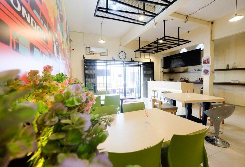 펜션 Reddoorz Near Universitas Semarang