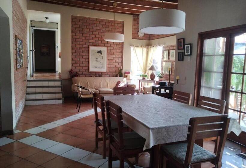 تختخواب و صبحانه Huaranjapo