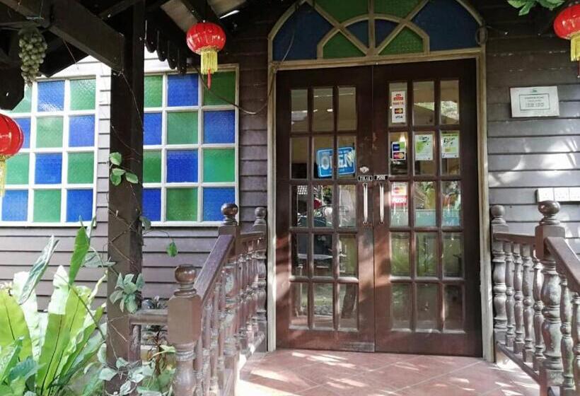 פנסיון Six Villa Inn