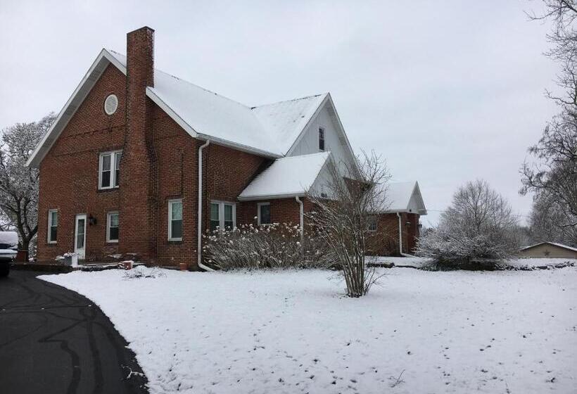 فندق صغير Newhouse Family Inn