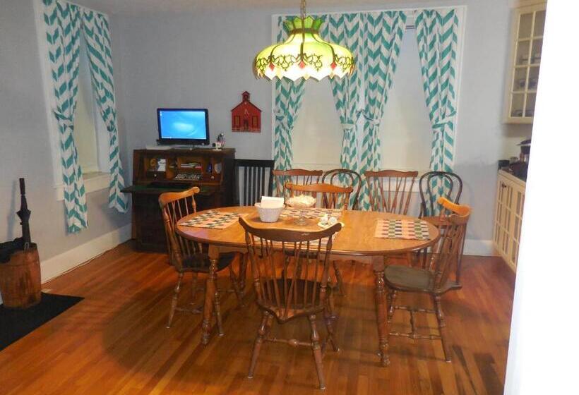 فندق صغير Newhouse Family Inn