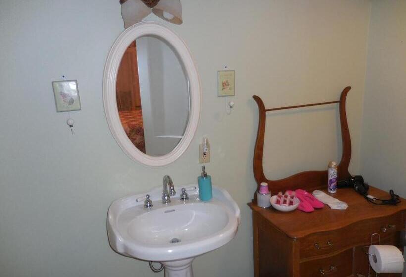 فندق صغير Newhouse Family Inn