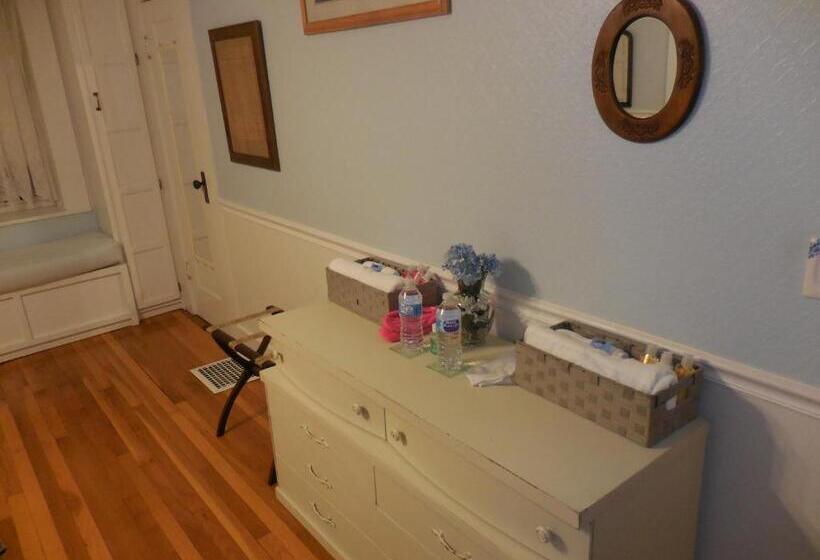 فندق صغير Newhouse Family Inn