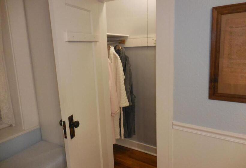 فندق صغير Newhouse Family Inn