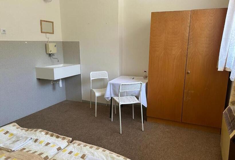 הוסטל Pension Palla