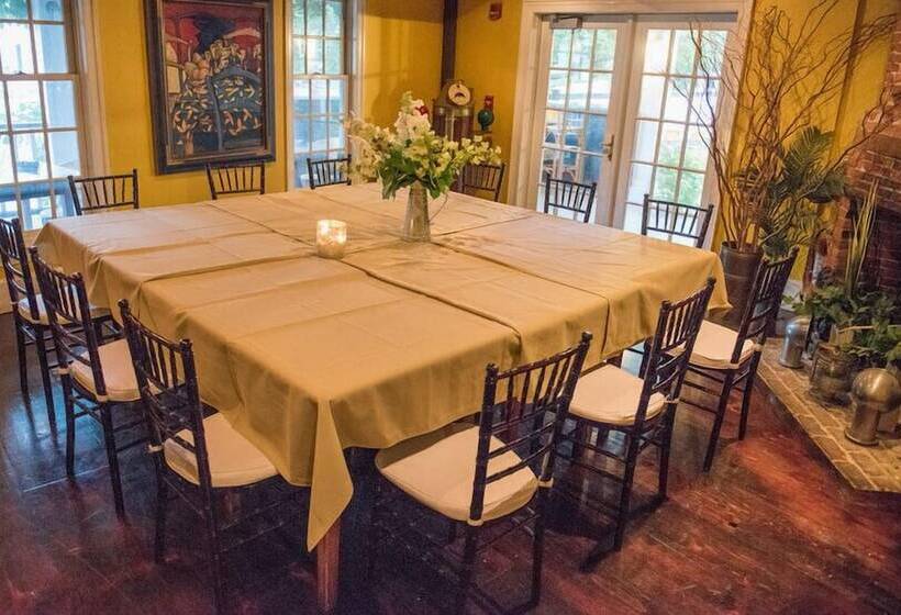 Общежитие The Red Lion Inn