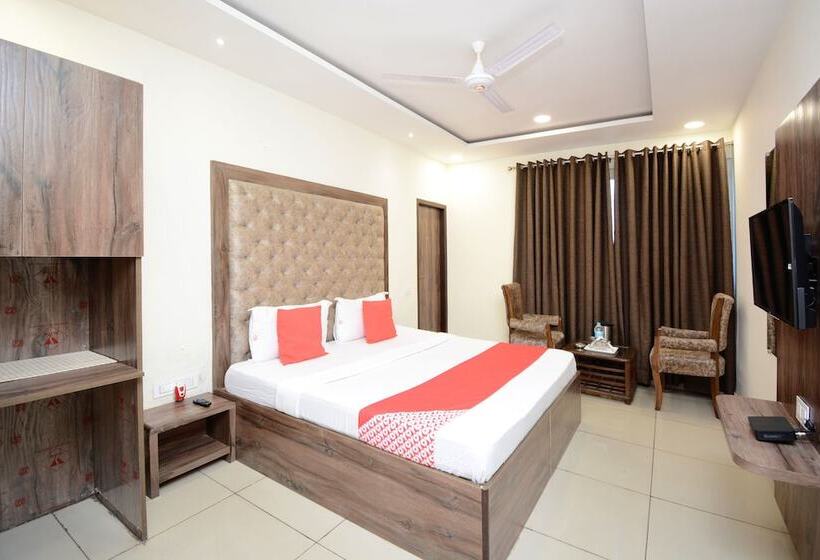 Oyo 28335 Hotel Classic