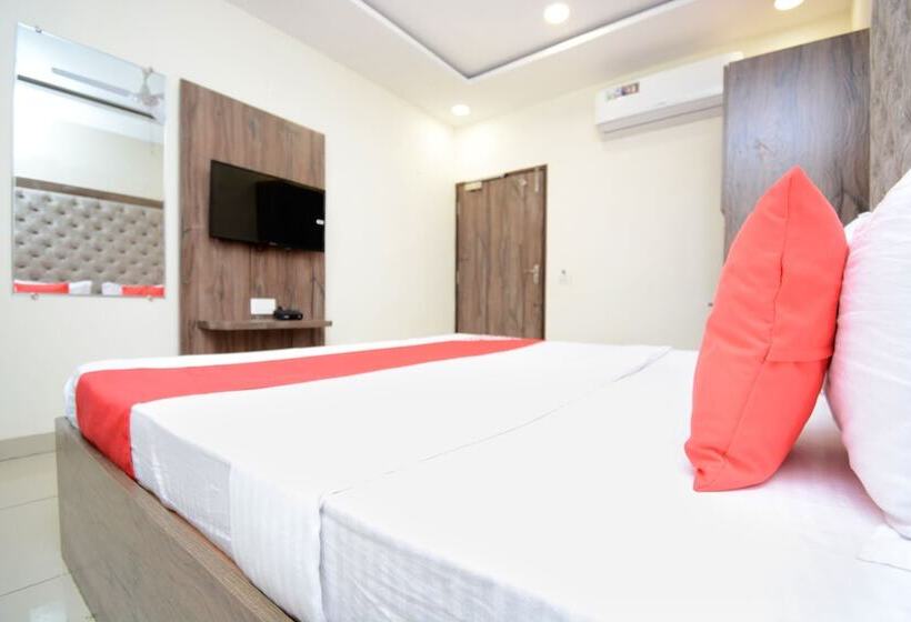 Oyo 28335 Hotel Classic