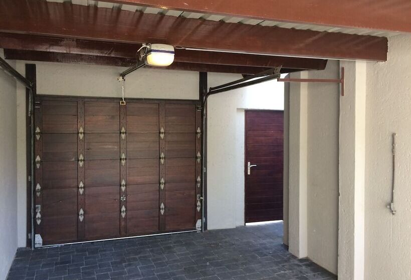 Пансион Santa Monica At Roger