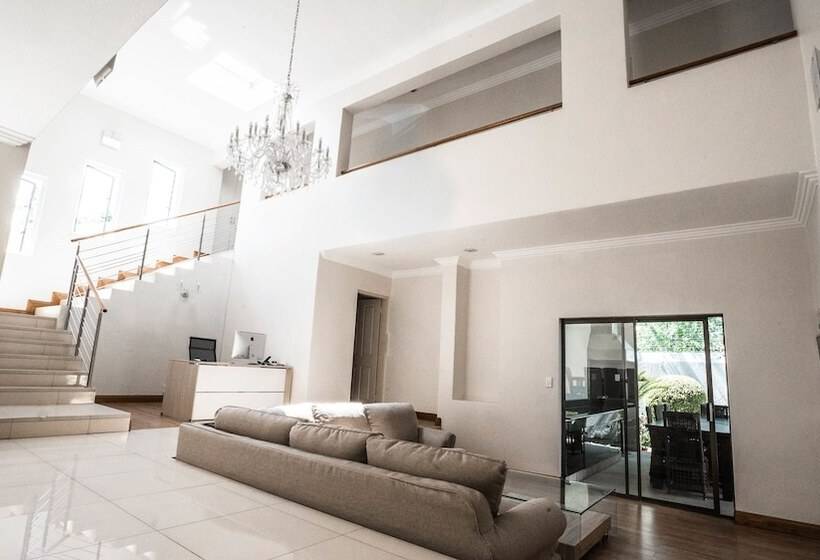 Пансион Santa Monica At Roger