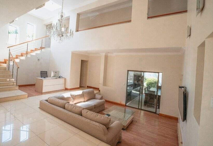 Пансион Santa Monica At Roger