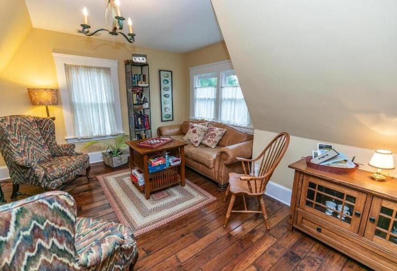 Riverside Gables Bed And Breakfast