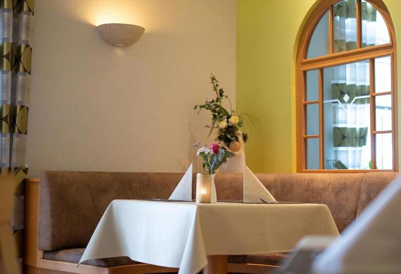 Warias Hotel & Restaurant