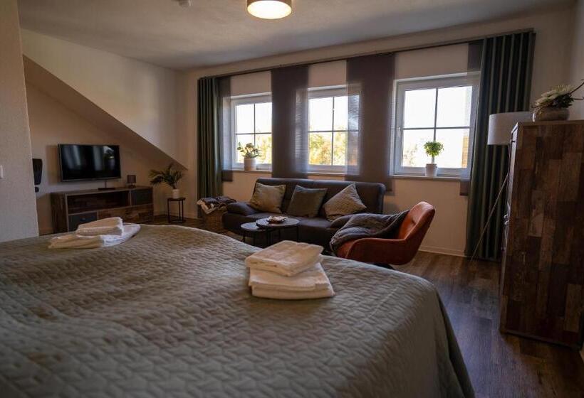 Warias Hotel & Restaurant