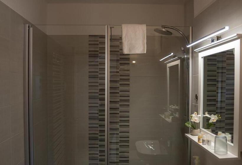 Warias Hotel & Restaurant