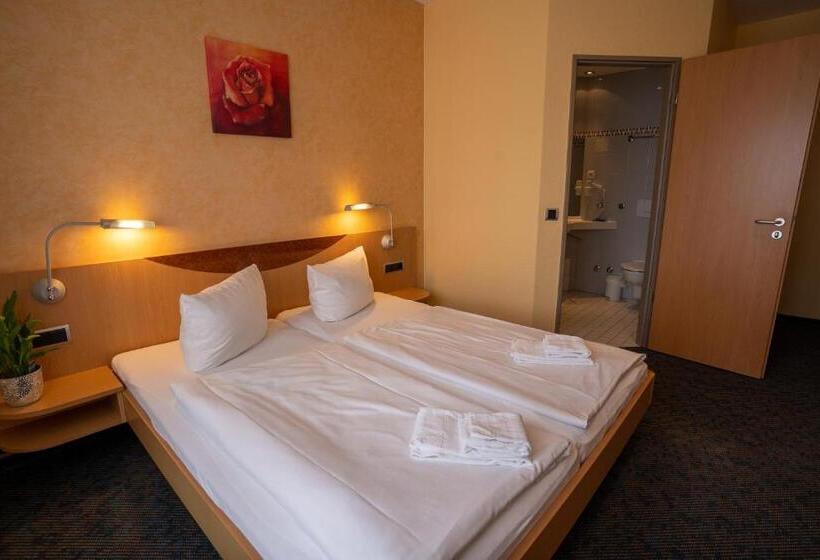 Warias Hotel & Restaurant