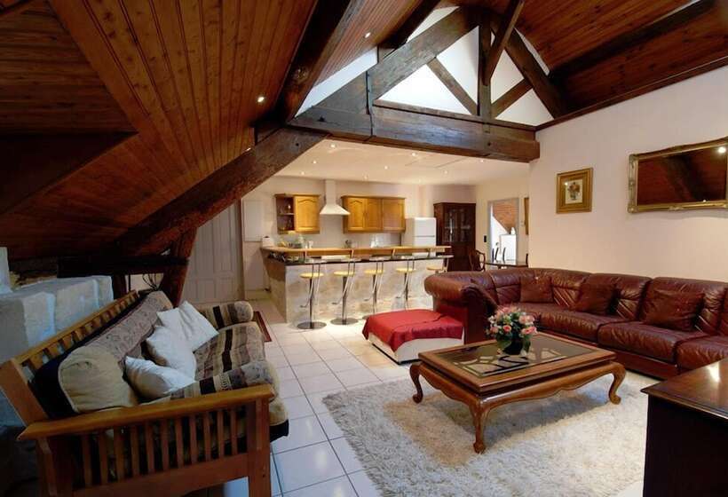 مبيت وإفطار Château De Lastours