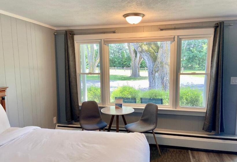 호텔 Elk Rapids Lakeshore Inn