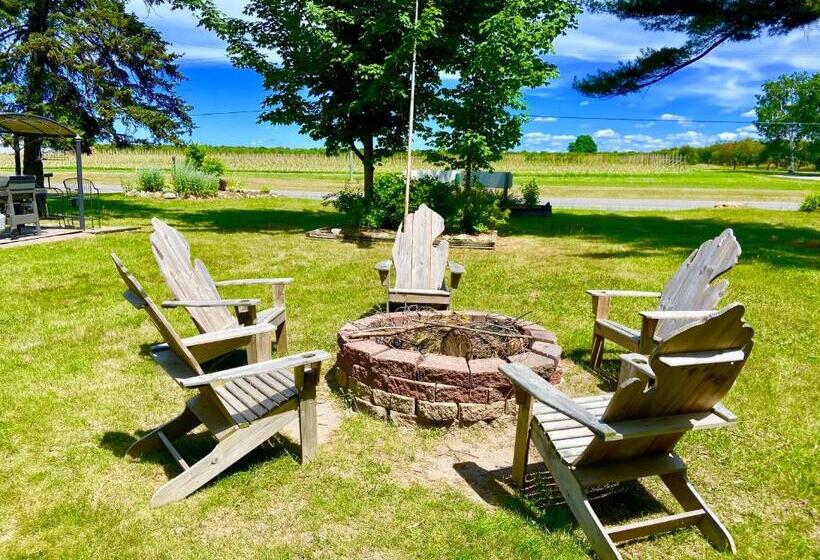 호텔 Elk Rapids Lakeshore Inn