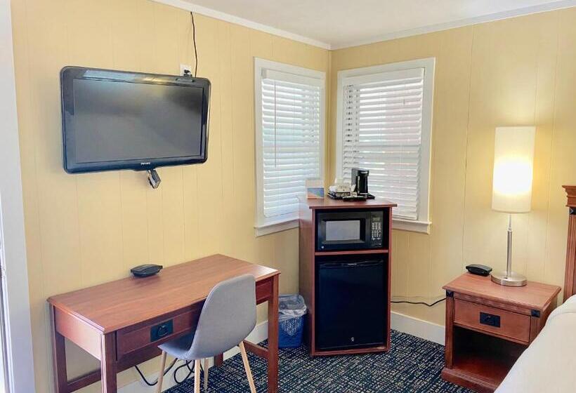 호텔 Elk Rapids Lakeshore Inn