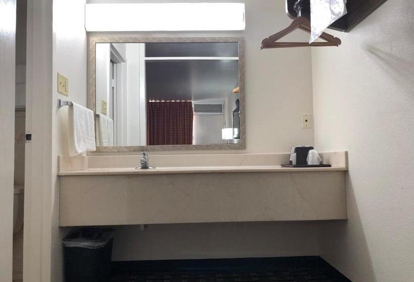 فندق على الطريق Mid Continent Inn