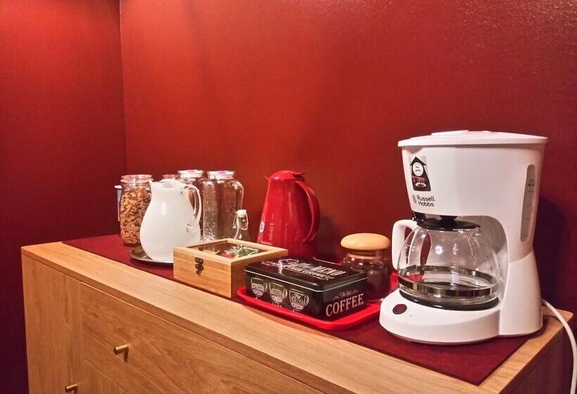 پانسیون Squadron Base