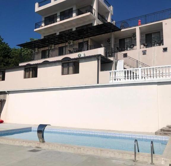 پانسیون White House Chakvi 150 M To The Beach