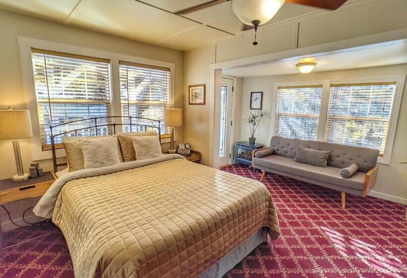 호스텔 Carriage House Inn