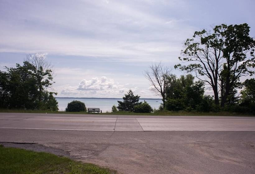 Отель M 22 Inn Suttons Bay