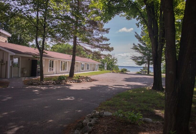 Отель M 22 Inn Suttons Bay